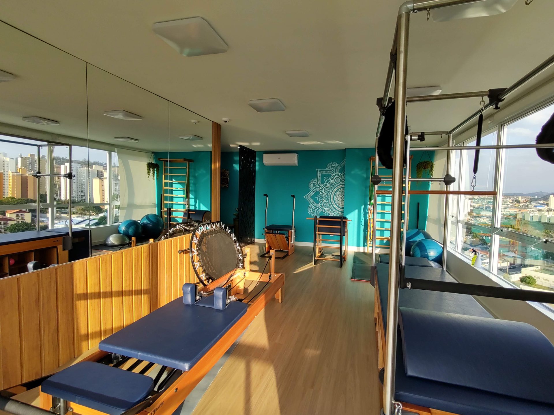 Sala real de Pilates da ICTUS iluminada pela vista de Jundiaí