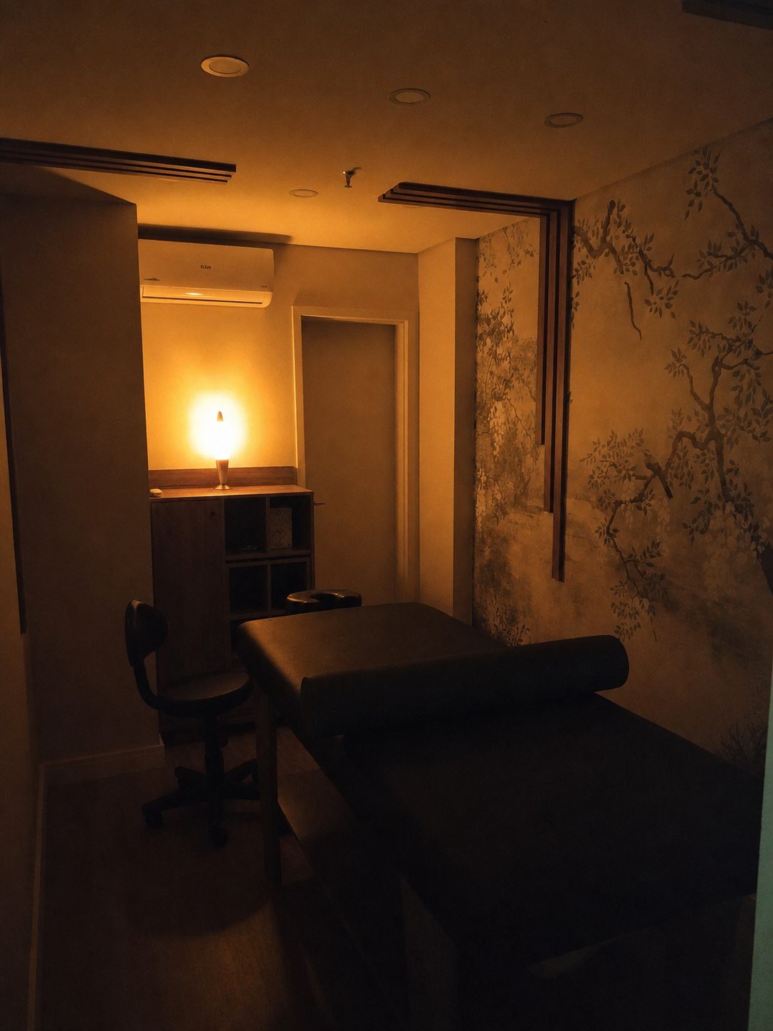 Sala real de massagem da ICTUS com iluminação quente e ambiente de pausa