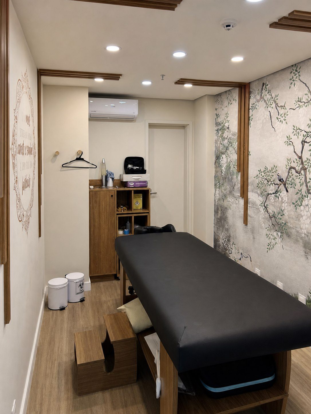 Sala real de terapias manuais e massagem da ICTUS com iluminação clara